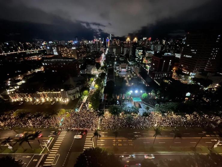 大批民眾聚集立法院表達訴求。(圖源/立法委員蘇巧慧Threads)