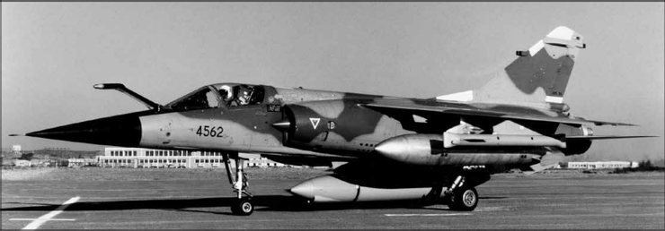 這架幻象機翼最外側的掛架上攜帶的就是鮣魚吊艙。