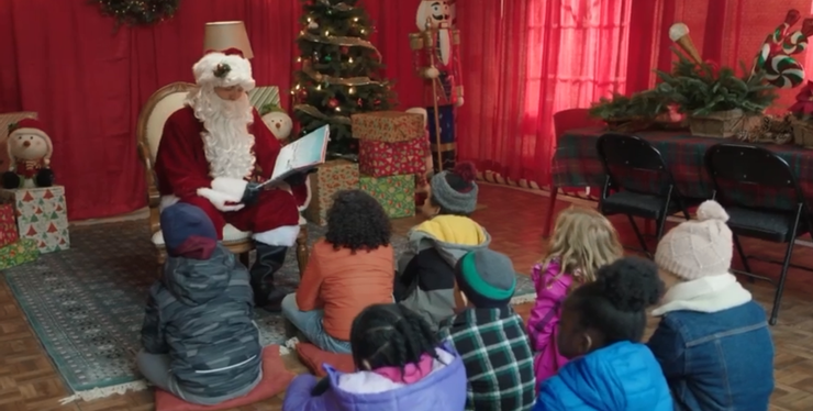 向來扮演聖誕老人的傑米因坐骨神經痛而改由雨果上陣代打，說故事給孩子們聽。