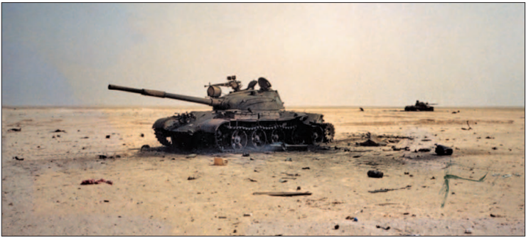 伊拉克在OP 4附近損失的兩輛戰車，近處的明顯是一輛T-62，遠處的不明
