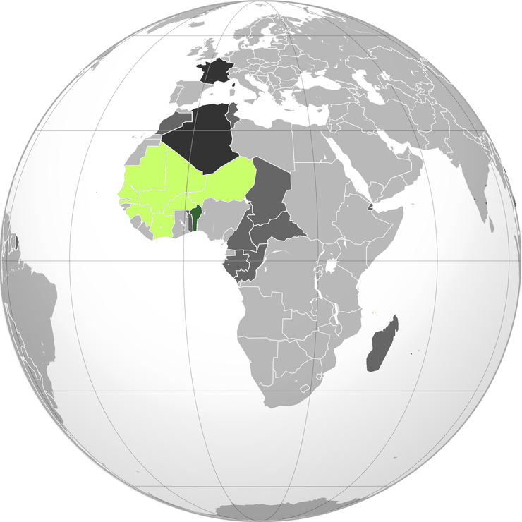 淺綠色為整個法屬西非；深綠色為法屬達荷美，也屬於法屬西非一部分。深灰色有法屬西北非、法屬赤道非洲及法屬馬達加斯加