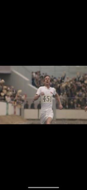 影片中的賽跑姿態：張大口、頭仰後和兩手風車式的擺動，是Eric Liddell 的特色。圖片來源：YouTube 