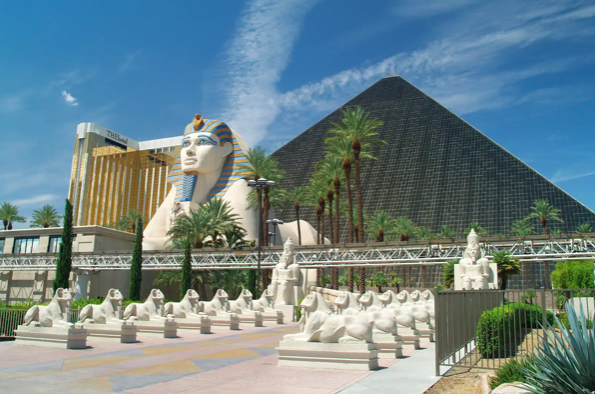Luxor金字塔旅館（圖片來源：hotel.com）