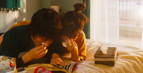 圖片來源：電影《花束般的戀愛》，男女主角共同看一本漫畫擦眼淚。