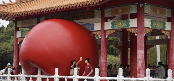 出現在台南公園念慈亭的巨大紅球