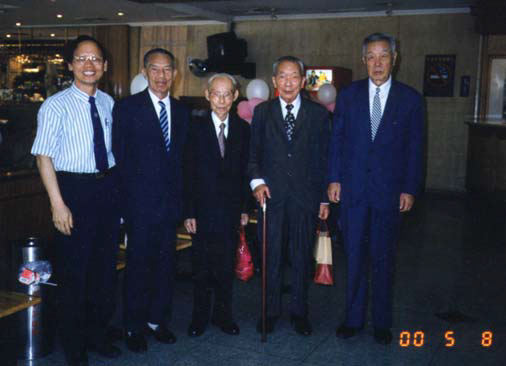 左至右：覃怡輝、陳茂修、李拂一、李先庚、雷雨田在臺北國軍英雄館。翻攝自覃怡輝著《金三角國軍血淚史》