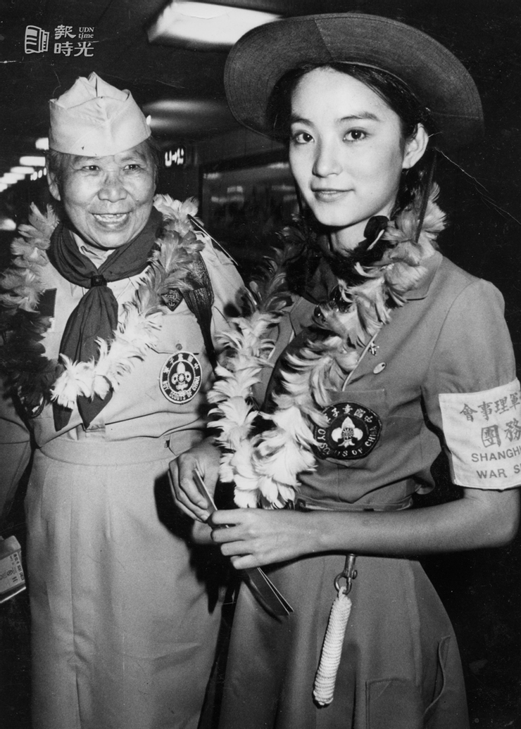 1976年10月5日，楊惠敏、林青霞赴港為『八百壯士』聯映助陣，著童軍裝。聯合報程川康攝