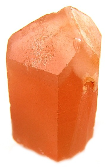 ▲馬達加斯加水晶簇因共生氧化鐵或是赤鐵礦導致呈現如橘子一般的顏色，而被稱為橘子水晶。來源於Mindat。