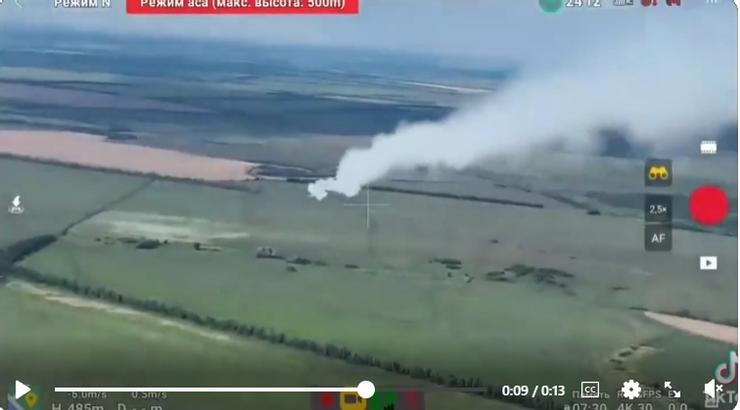 這個片段來自一架遭到俄軍地對空飛彈射擊的烏軍無人機,圖中的濃煙就是正好錯過的飛彈。嚴格來說這枚飛彈也不算錯過,其位置已經離的足夠近,只要引信正常激活其戰鬥部就能保證這個目標粉身碎骨 - 但這是一架訊號非常小的小型商業無人機,小到甚至不足以讓飛彈上的近炸引信啟動;當然,即便命中,一枚飛彈換一架商業無人機是否划算也很難說。