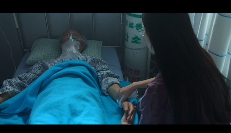 李美賢在第九集照顧臥病在床的父親時，也穿著紫色襯衫