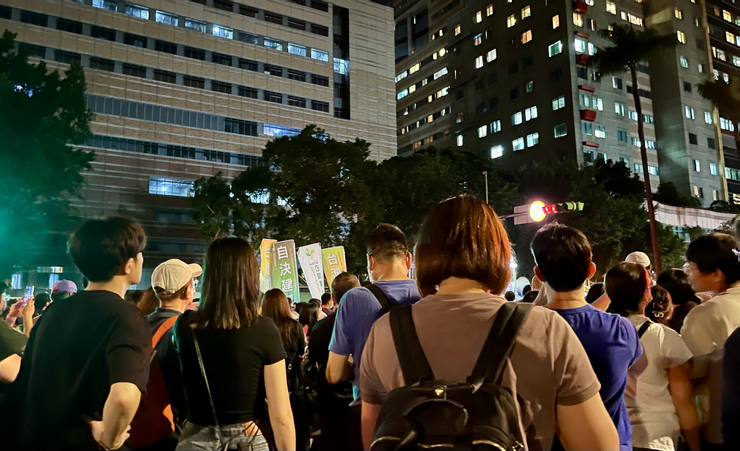 於青島東路、濟南路聚集,響應青鳥運動的民眾(來源:Mavis Chiang)