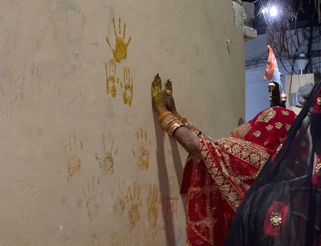 在鄉間婚禮，新娘在廟後的牆上，印下薑黃手印，跟神明報告戶口遷到老公家了喔！