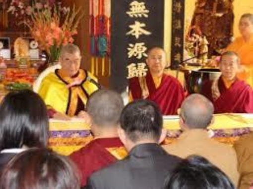 ↑第四世祿東贊仁波切華藏寺第二任法王正在為考試通过的聞法上師開示。