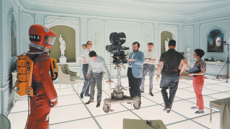 美國已故導演史丹利庫柏力克，於1968年製作的《2001太空漫遊》片場幕後側拍