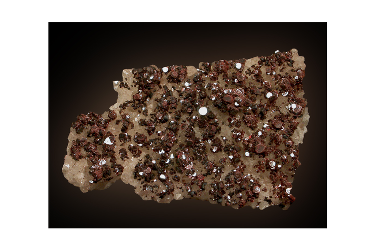 聖瑪麗歐米訥產出的赤鐵礦，資料來源：Mindat