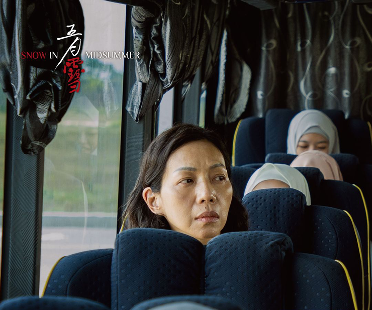 巴士中，其他女性都戴頭巾。( Source : 官方IG。)