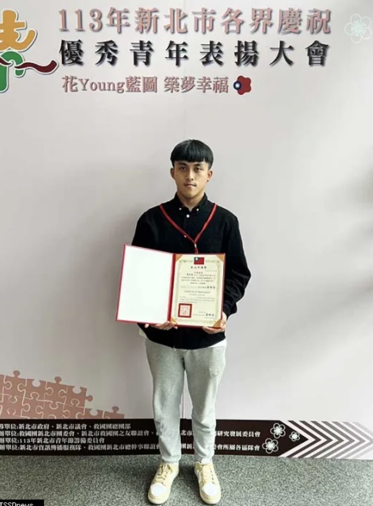 真理大學張凱皓獲一一三年青年節優秀青年表揚。（圖：真理大學提供）