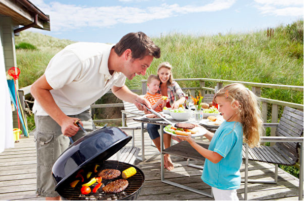 美國人會以家庭是戶外聚餐來慶祝父親節（圖片來源：大紀元）