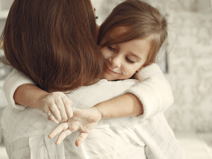 母親的抱抱和拍拍，讓孩子感受到放鬆寧靜（天光心理諮商所）