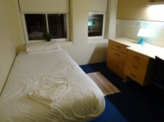 Brighton大學旅舍房間，有窗、有桌