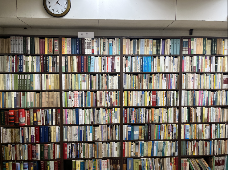 書店一隅，滿牆的國學類藏書。