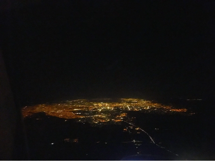 從拉斯維加斯起飛歷經了90分鐘的黑暗所看到的第一道光明，就是寂寞的矽谷。