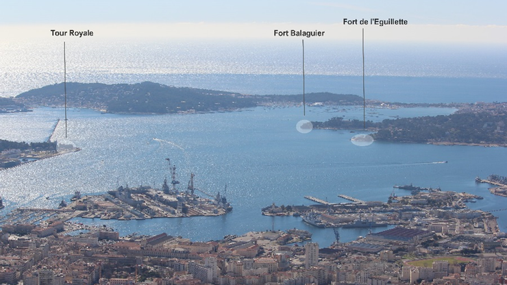 今日的土倫港，圖中標示的三個地點，為保衛土倫港的堡壘，即電影前段呈現的土倫圍城戰中拿破崙率軍攻佔堡壘的場景