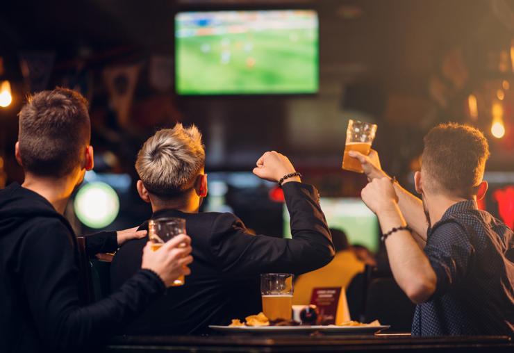 當然看球賽也是酒吧的重要功能之一，就是要一起歡呼（或崩潰）才夠味