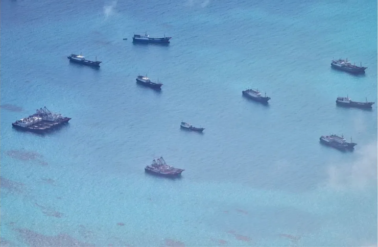 在仁愛暗礁北方一帶海域集結的中國漁船，常以包圍騷擾的方式，協助中國控制南海島礁。