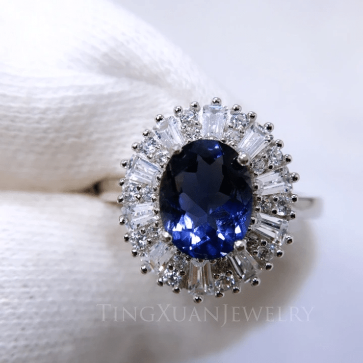 這款為TX J為客戶專屬訂製帶著紫藍色調的天然丹泉寶石戒指。