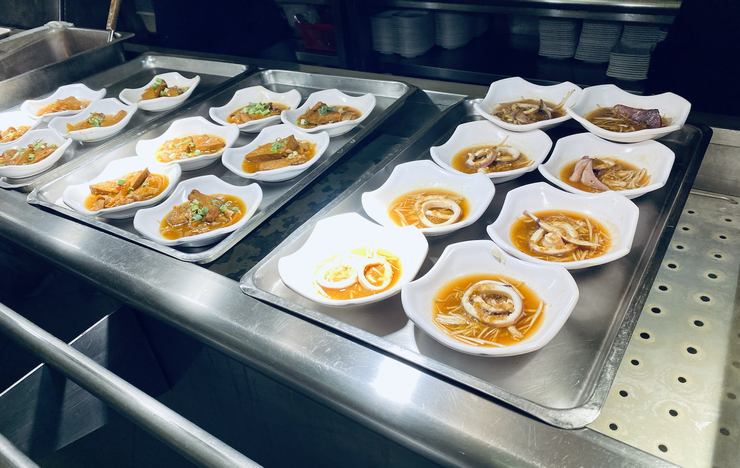 🐠《夜宿海生館》晚餐是自助式的餐點，已經盛裝在小盤子裡。｜圖：閒人