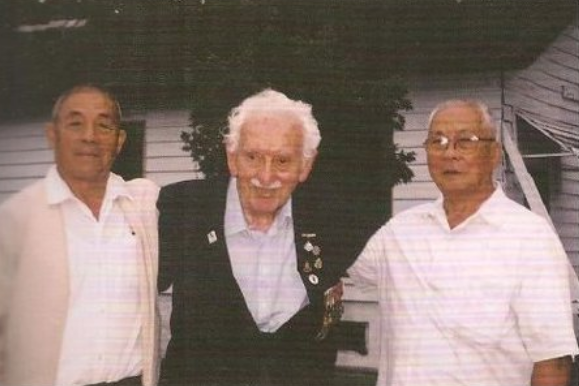 前戰俘哈里斯回到屏東，與當年的臺籍監視員林全信（左）、楊登清（右）重逢。取自《前進婆羅洲》