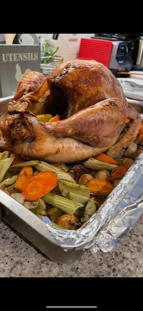 感恩節怎麼可以沒有烤火雞？今次是依照英國名廚 Jamie Oliver  的方法（但沒有放入 stuffing)，拌以蔬菜和橘子，肉汁更鮮味！