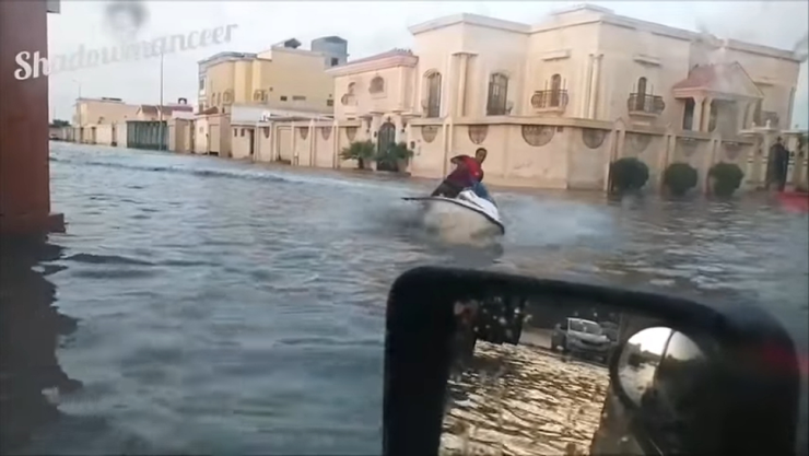 在水災現場現水上摩托車