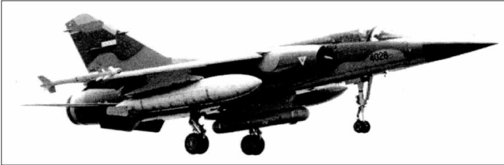 一架伊拉克的幻象F1戰鬥機,機腹下方是Syrel電子偵察吊艙,這套設備擁有高達250公里的截收距離,允許幻象待在國內就能安全的收集伊朗電磁活動。這就是法國裝備的另一大優勢:只要給錢,法國什麼都肯賣,無論現役與否,客製化或共同研發也不是問題。相較之下蘇聯外銷戰鬥機上雖然要比美國開放些,但相較於不太會降級外銷裝備的美國,蘇聯通常會特地推出降級型號 - 而且有時還要再細分成華約盟國降級型與其他非華約國家降級型。本就不算先進的航電再經歷這些降級與減配其效能就更差了。而且不僅限於戰機本身,蘇聯對電子戰吊艙與配套飛彈一類周邊管制同樣嚴格。