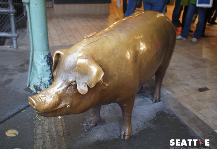 別小看派克市場入口處的「瑞秋」金黃色小銅豬，可是個募款高手喔！（圖截自網路）