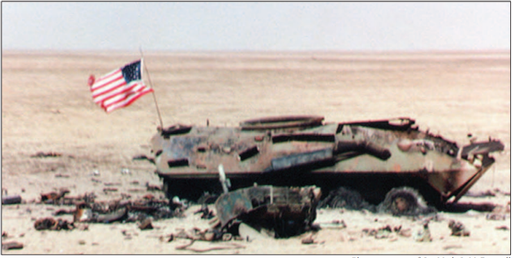 紅色二號的殘骸，砲塔已經被震飛，後方國旗是美軍重新控制戰場後插上的。殘骸受損程度可以看出為何波拉德不覺得會有倖存者，而如果不是圖爾自行爬出殘骸沒準A連也會漏掉他。