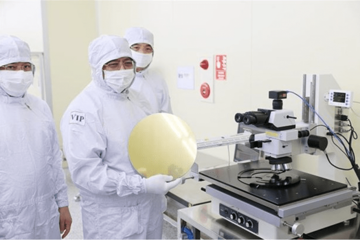 越南總理范明正視察北江省半導體晶片製造商Hana Micron的工廠