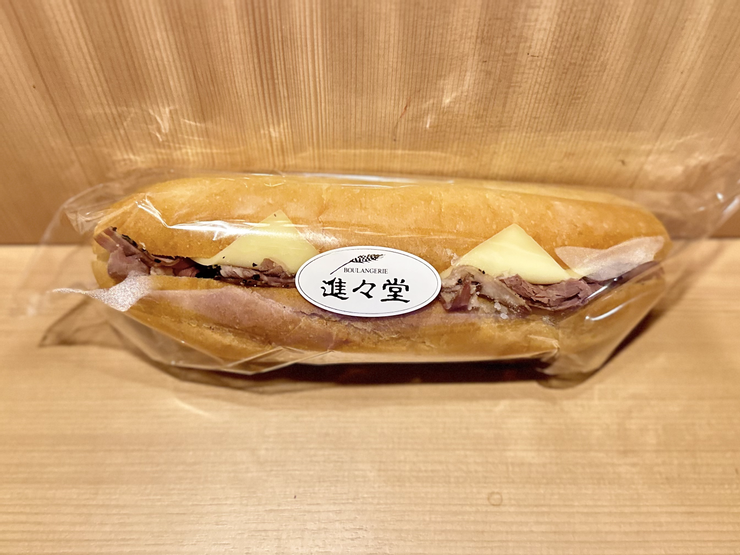 京都麵包再加上燒牛肉跟芝士餡料，就已經非常美味！