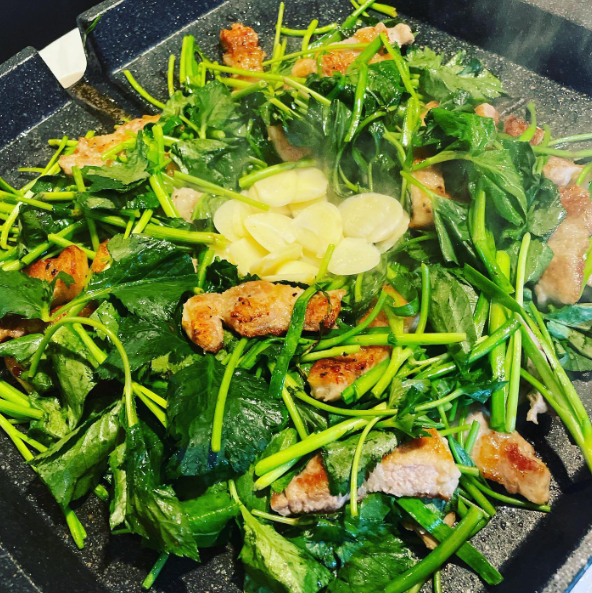 水芹五花肉(미나리삼겹살)  | 圖片來源 拔草的豬 instagram