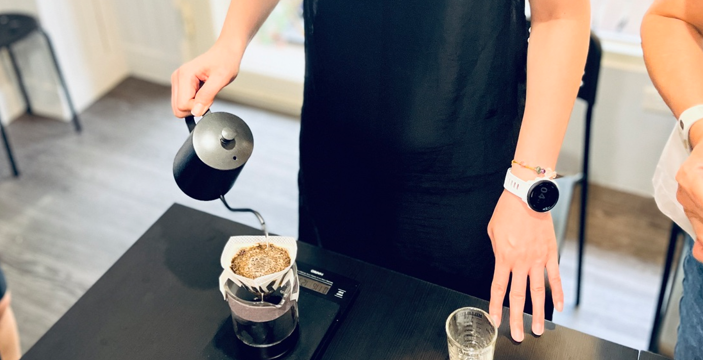 細嘴手沖壺、白色的濾紙，搭配純熟的技術，就能獲得一杯質感咖啡。