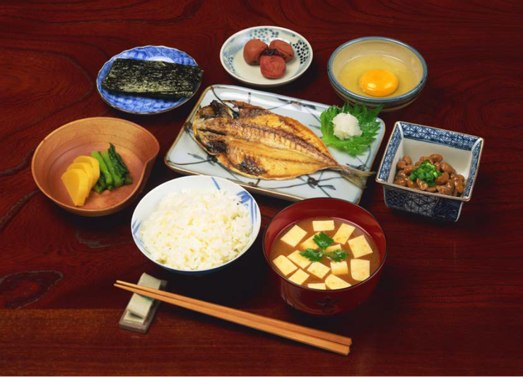 典型的な日本の朝食は、ご飯と味噌汁、焼き魚、卵、のり、納豆、漬け物などです。