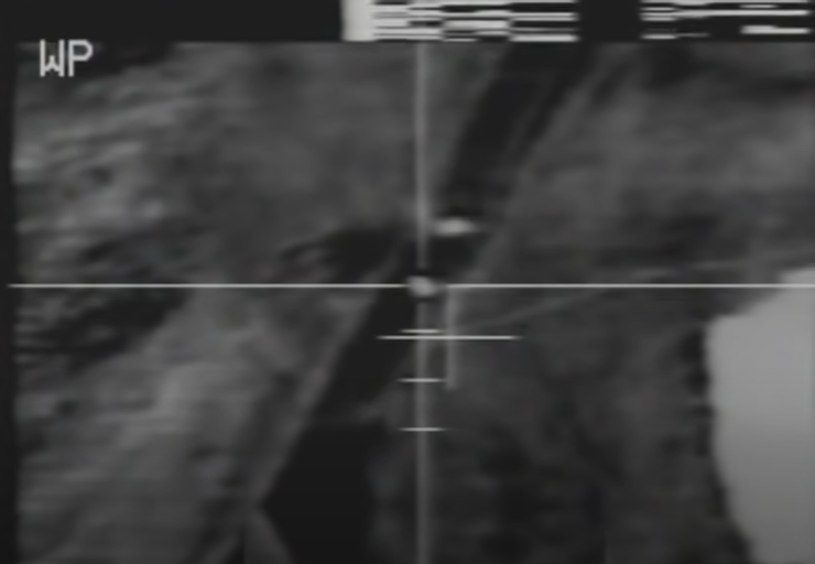 AGM-65G的成像畫面。A-10設計時著重強調低成本與高出勤率,因此航空電子設備必須盡可能簡化,然而全天候作戰必要的設備,特別是前視紅外線,基本都是昂貴、複雜且可靠性不高的,因此A-10誕生時沒有服役後也沒機會加裝,雖然通過AGM-65紅外線成像影像也能起到類似對地攻擊吊艙的效果,但作為一次性設備AGM-65的紅外線成像頭只有4*4元,成像品質有限且視場很小,進行範圍搜索還是太過勉強。