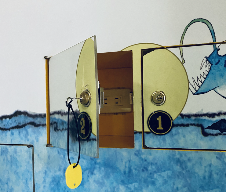 🐠《夜宿海生館》超貼心免費充電櫃，可以充電與上鎖。｜圖：閒人