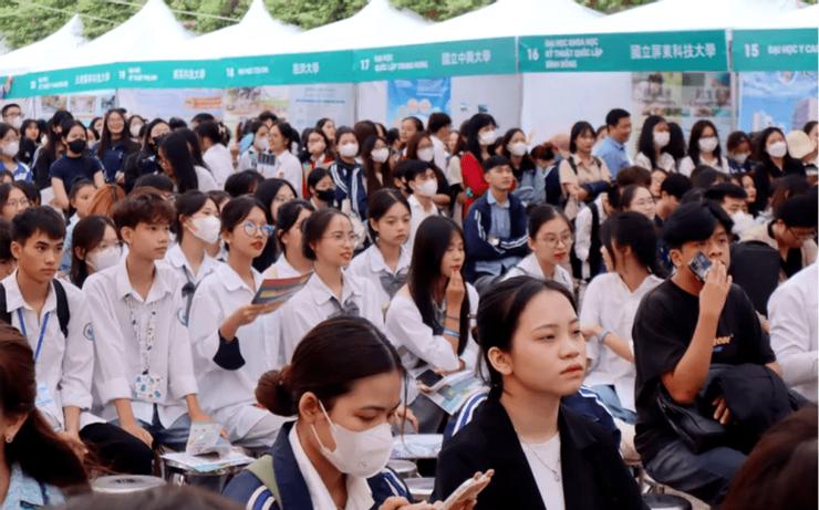 在河內舉行的台灣大學招生會，越南學生對半導體相關學系感興趣