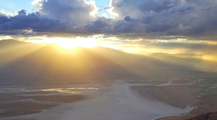 Dantes View：提供給遊客絕美的視覺享受，可以遙望死亡谷白色鹽灘。