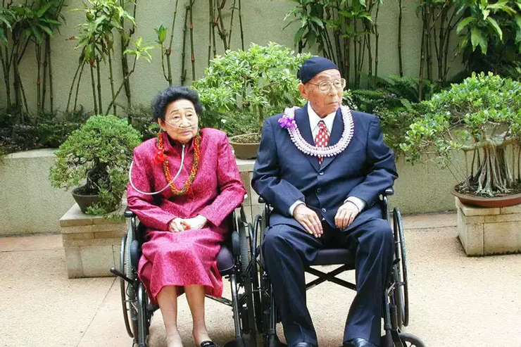 2000年5月，張學良在夏威夷過百歲大壽，夫人趙一荻帶著氧氣管陪伴在旁。聯合報資料圖