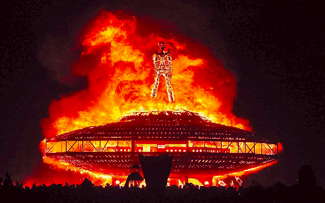 火人節最高潮的節目為焚燒巨大人形木像的儀式（圖片來源：美聯社）