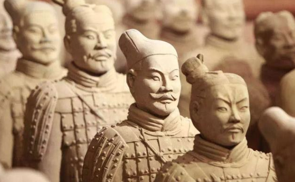 https://www.hk01.com/藝文中國/321858/千人千面的兵馬俑為何都是單眼皮-關漢人血統事