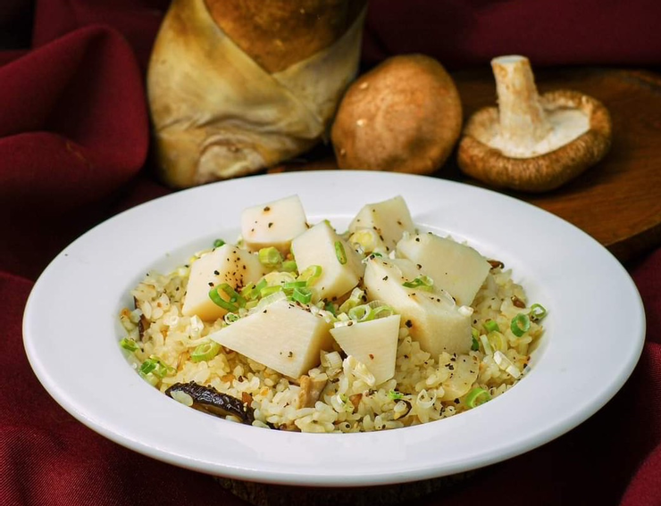 「呷米蔬食」配合綠竹筍產季，推出「綠竹筍燉飯」消暑、熱量低又含豐富的纖維質